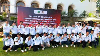 Lepas Atlet Porwarnas, Pj Gubernur Jabar Berpesan Junjung Tinggi Sportivitas