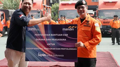 Bank Mandiri serahkan bantuan perlengkapan Search and Rescue (SAR) senilai Rp 452 juta kepada Badan Nasional Pencarian dan Pertolongan (Basarnas).
