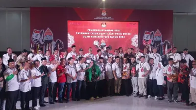 Komisi Pemilihan Umum atau KPU, akhirnya resmi mengundi nomor urut pasangan calon Bupati dan Wakil Bupati yang akan bertarung di Pilkada OKU 2024.