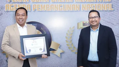 Direktur Utama Jasa Raharja, Rivan A. Purwantono, didampingi Direktur Kepatuhan dan Manajemen Risiko Jasa Raharja, Harwan Muldidarmawan, menerima penghargaan sebagai The Best State Owned Enterprise Subsidiary 2024 (Excellent Financial Performance 2023). 