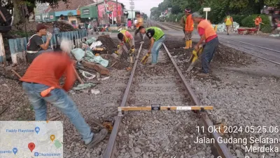 PT KAI Daop 2 Bandung Lakukan Perbaikan Perlintasan Rel Jalan Ahmad Yani