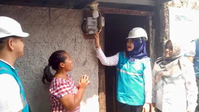 Program Light Up The Dream memberikan bantuan listrik gratis kepada 3.725 keluarga kurang mampu secara serentak di seluruh Indonesia.