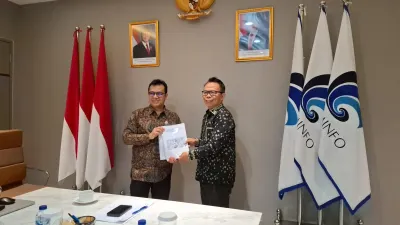 Ketua KTP2JB, Dr. Suprapto Sastro Atmojo (kanan) menyerahkan dokumen Panduan Pelaksanaan Fungsi Pengawasan Pemenuhan Kewajiban Perusahaan Platform Digital untuk Jurnalisme berkualitas kepada Wakil Menteri Komunikasi dan Digital Nezar Patria