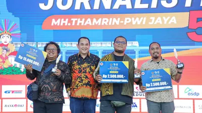 Zulmansyah Sekedang, yang langsung datang dari kediamannya di Pekanbaru, Riau, mendapatkan kehormatan untuk memberikan trofi dan hadiah.