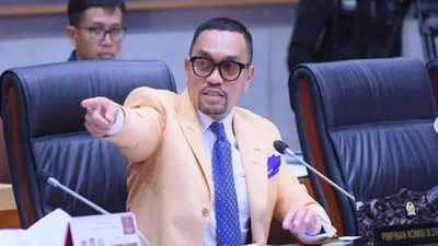 Ahmad Sahroni berkomentaAhmad Sahroni meluapkan kemarahannya di media sosial setelah Ronald Tannur bebas dari dakwaan pembunuhan.r tentang Achiruddin dan mogenya