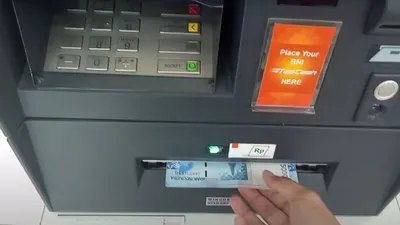Ilustrasi pencairan bansos di ATM