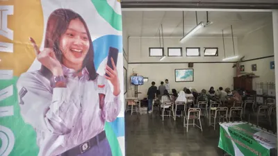 Tahun ini, proses lapor diri PPDB Jakarta 2024 dilakukan secara online, sehingga kamu tidak perlu repot-repot datang ke sekolah.