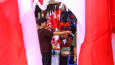 Warga membeli bendera merah putih di Jalan Ahmad Yani, Kota Bandung, Rabu 7 Agustus 2024 jelang HUT RI ke 79