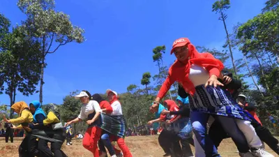 Sejumlah ibu rumah tangga mengikuti berbagai lomba 17 Agustus di Padalarang, Kabupaten Bandung Barat