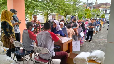 Terpantau ada 17 desa di Kabupaten Banyuwangi yang mendapatkan penyaluran bansos beras 10 kg ini untuk periode September-Oktober.