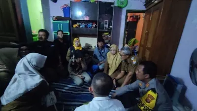 Jajaran Pemkot Cirebon dan Staf Kementerian Sekretariat Negara saat mengunjungi rumah Arya yang diduga depresi setelah HP dijual ibu dan kisahnya viral di media sosial. 