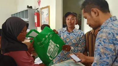 Senin Berkah! 5 Bansos Positif Cair di Pos Indonesia dan Kartu ATM Hari Ini, PKH dan BPNT Termasuk?