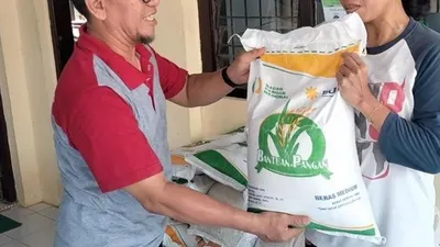Bantuan sosial beras seberat 10 kilogram diberikan dalam rangka kerawanan pangan untuk masyarakat miskin ekstrem.