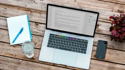 Ilustrasi rekomendasi laptop tipis dan ringan.