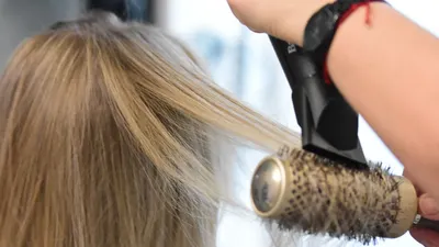 fakta psikologi wanita dilihat dari kebiasaan menyisir rambut atau belahan rambut