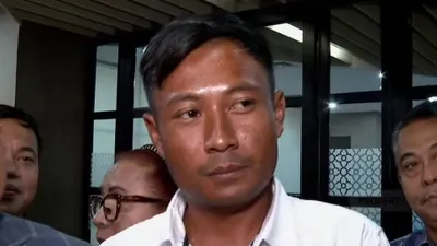 Saksi kunci kasus pembunuhan Vina Cirebon yakni Dede Riswanto akhirnya muncul ke publik menanggapi somasi yang dilayangkan Iptu Rudiana.
