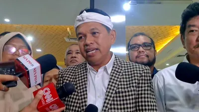 Mantan Bupati Purwakarta Dedi Mulyadi mendampingi keluarga terpidana kasus Vina Cirebon ke Mabes Polri.
