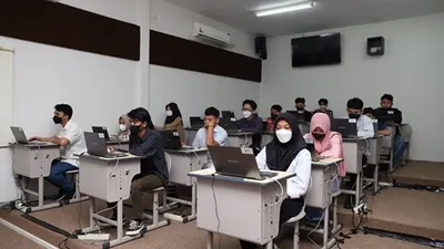 Ternyata ada 6 aturan berpakaian peserta tes UTBK SNBT. Bahkan, boleh memakai celana jeans dengan ketentuan tertentu.