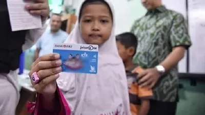 Sementara hanya bantuan sosial yang berasal dari anggaran pusat (APBN), seperti PKH dan BPNT, yang tetap akan cair seperti biasa.