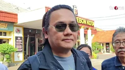 Tim kuasa hukum Saka Tatal melaporkan Iptu Rudiana, ayah Eky yang jadi korban pembunuhan Vina Cirebon 2016 silam ke Polres Cirebon.