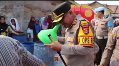 Karena gaya kepemimpinannya dianggap kocak, Kapolres Serang, Banten, AKBP Condro Sasongko kini dianggap sebagai idola baru oleh warganet.