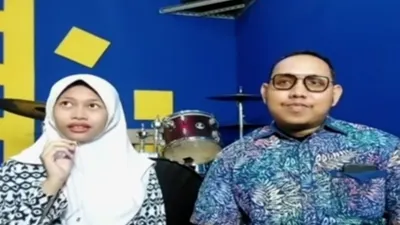 Devina dengan vokal unik berhasil membawakan lagu berjudul Psychosocial milik Slipknot.