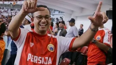 Ketiga paslon peserta Pilkada Jakarta kerap berusaha untuk bisa menarik simpatik dan hati dari para anggota The Jakmania.