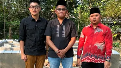Ditemui awak media usai mendatangi makam Eky, Iptu Rudiana yang didampingi oleh penasehat hukumnya memberikan sejumlah pernyataan terkait kasus Vina.