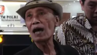 Sosok berinisial T yang diduga merupakan bandar judi membuat pelawak Kabul Basuki atau dikenal dengan nama panggung Tessy terpaksa mendatangi Bareskrim Mabes Polri.