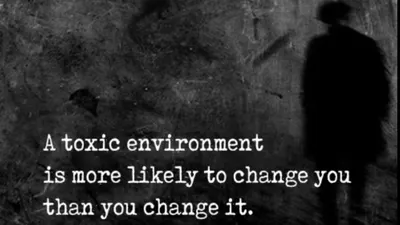 6 Ciri Kamu Berada di Lingkungan Toxic, Penuh Gosip dan Fitnah Salah Satunya! 