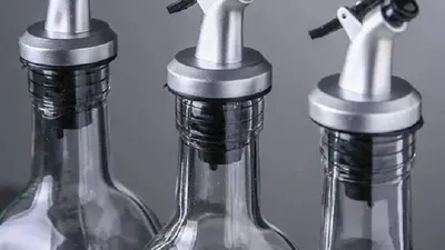 Botol kaca entah itu bekas kecap, sirup, saus dan lain-lain ternyata memiliki potensi untuk mendatangkan rezeki.