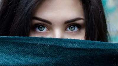 Menurut penelitian, iris mata memiliki pigmen yang berbeda-beda, menghasilkan variasi warna mata seperti coklat, biru, dan hitam.
