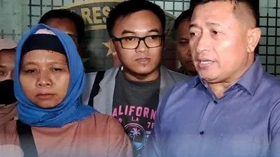 Ibunda Pegi Setiawan, Kartini, menangis saat melaprokan penyidik ke Propam Mabes Polri ditemani kuasa hukum Pegi.