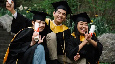 Lalu apa saja jurusan kuliah yang lulusannya paling bahagia selain IT? Langsung saja berikut lulusan jurusan kuliah yang paling bahagia.