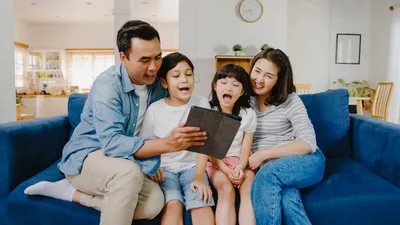 Ilustrasi pasangan yang tidak mengalami ketakutan dalam mengasuh anak