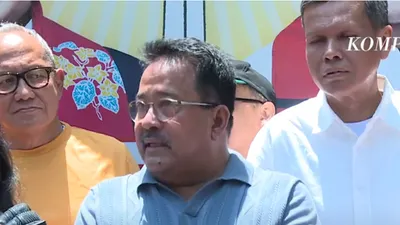 Rano Karno membahas solusi penambahan kelas dan lantai di sekolah negeri. Ia berencana mau menambah lift.