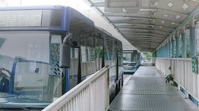 Meskipun banyak digunakan oleh pekerja di Jakarta, tetapi bus Transjakarta juga mengalami penurunan total penumpang. 