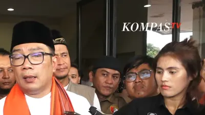 Ridwan Kamil, salah satu calon gubernur Jakarta, menyatakan bahwa ia akan mengikuti dan mendukung keputusan pemerintah pusat terkait status Jakarta.