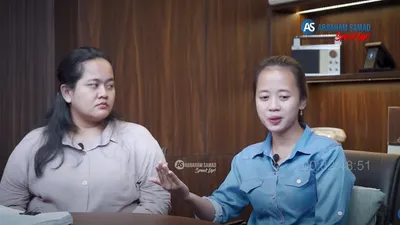 Widi dan Mega mengungkapkan kekhawatiran mereka saat Vina belum pulang ke rumah Widi, dan mulai menelepon Vina berturut-turut.