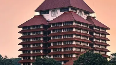 Daftar universitas di Indonesia predikat terbaik tingkat nasional maupun internasional berdasarkan lembaga pemeringkatan dunia Webometric. 