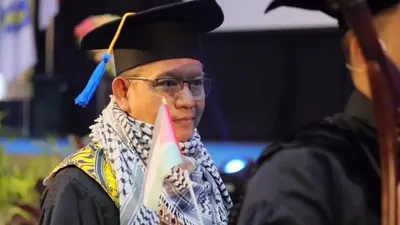 Dalam surat edaran tersebut Rektor UII Fathul Wahid memberikan pernyataan terkait dengan gelar akademik yang dimilikinya.