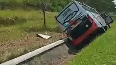 Kecelakaan Tunggal Bus PO Rosalia Indah di Tol Batang-Semarang