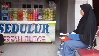 Penggunaan teras rumah sangat bagus untuk membuka usaha kecil-kecilan karena tidak memerlukan modal untuk biaya sewa tempat.