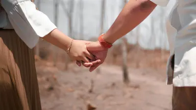 8 Tanda Psikologi Kamu dan Dia Saling Cocok Satu Sama Lain, Apakah Jodoh?