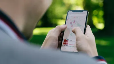 Ilustrasi Cara Track Penerbangan di iPhone Tanpa Aplikasi Tambahan
