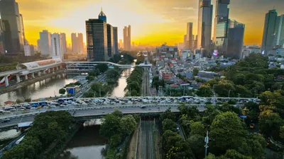 Provinsi DKI Jakarta terbagi lima wilayah Kota Administrasi dan satu Kabupaten Administrasi dengan luas keseluruhan wilayah 662,33 km&sup2;.