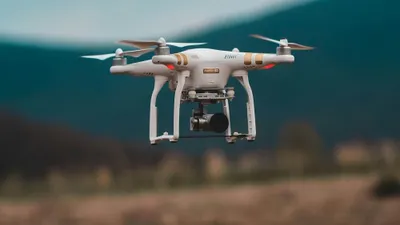 Drone Potensic Atom 4K ini sangat ringan, hanya berbobot 250 gram, dan merupakan pilihan sempurna untuk pemula dengan harga yang terjangkau.