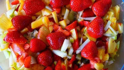 Ilustrasi salad buah.  Di bawah ini terdapat beberapa rekomendasi ide usaha rumahan yang menguntungkan dan cukup mengandalkan ojol.   
