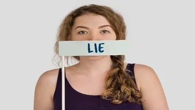 Kondisi Mythomania memiliki kecenderungan tidak dapat mengendalikan kebohongannya sehingga sering disebut dengan Pathological Lying.  