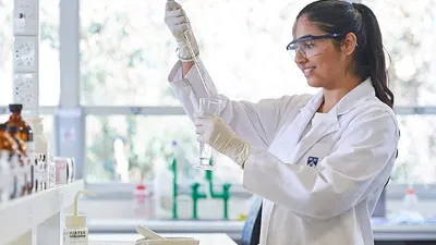 10 Universitas dengan Jurusan Farmasi Terbaik di Indonesia, Kamu Tertarik Masuk Kampus Mana Tahun 2024 Ini?